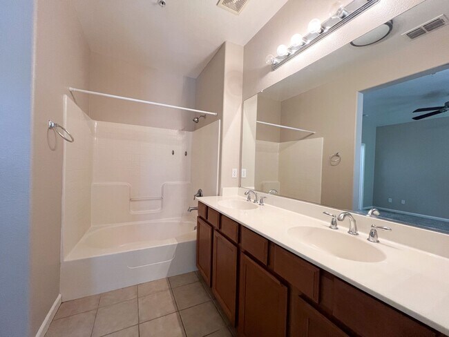 Building Photo - 3 Bd, 2.5 Ba Condo in Elk Grove