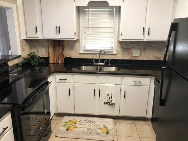 Building Photo - Apartment conveniently located in Auburn!