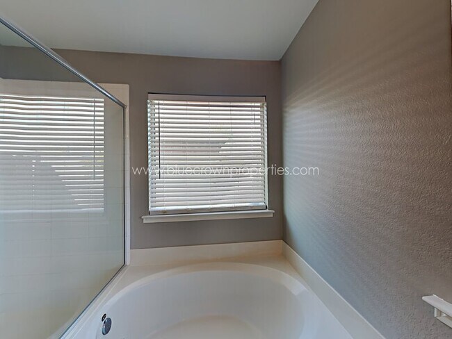 Building Photo - 9804 Southgate Dr