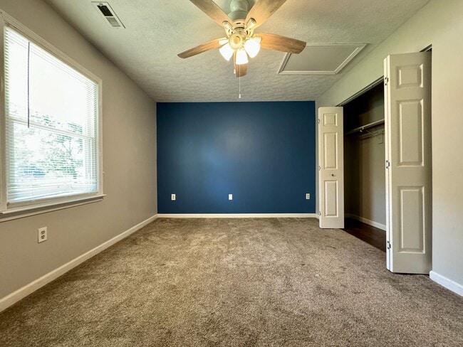 Building Photo - Spacious Duplex with Private Yard & Garage...