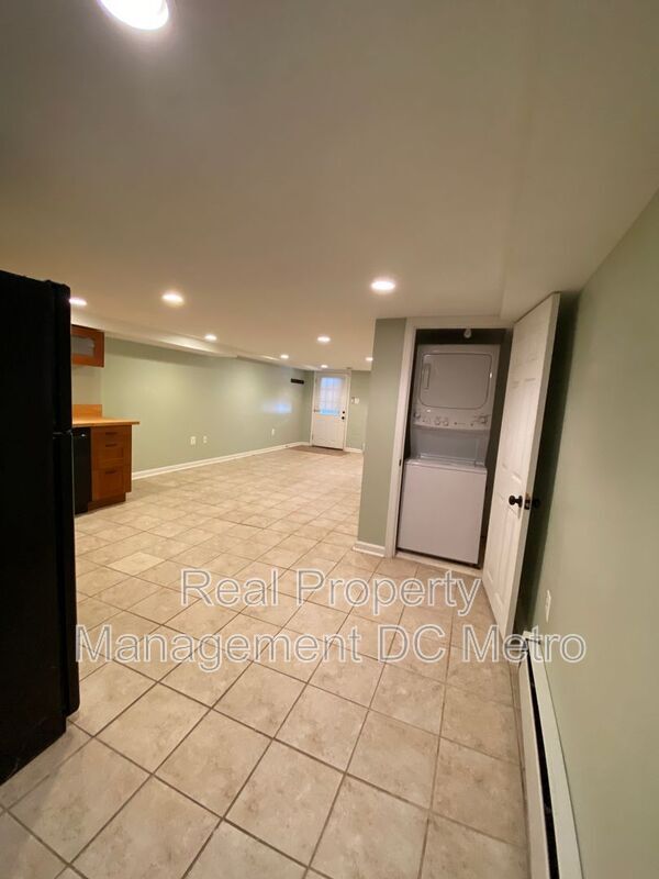 Building Photo - 813 10th St NE