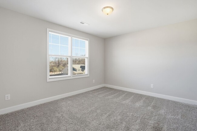 Building Photo - GORGEOUS 4 bedroom Single Family Home - Conveniently located to Fort Bragg