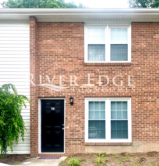 Building Photo - 504 Lusardi Dr