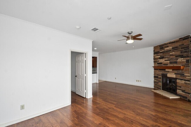 Building Photo - 401 Lakeside Ln