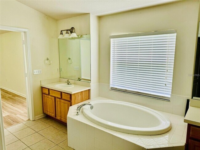 Building Photo - 7346 Crescent Palm Dr