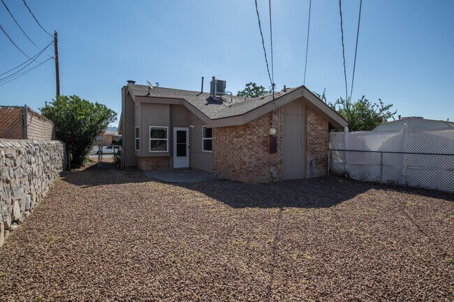 Building Photo - 623 Paula Pl