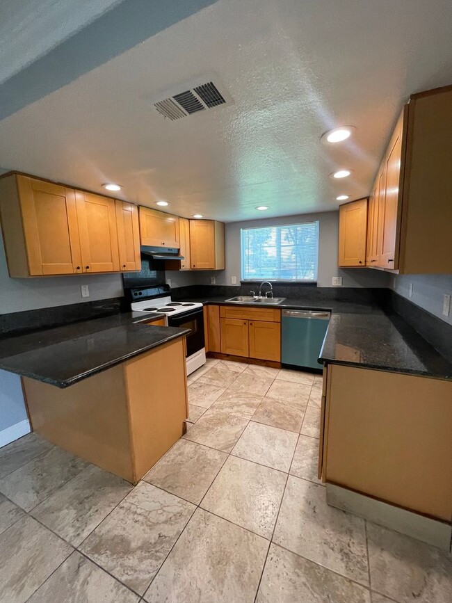 Building Photo - REMODELED 3BD/2BA WITH 1 CAR GARAGE