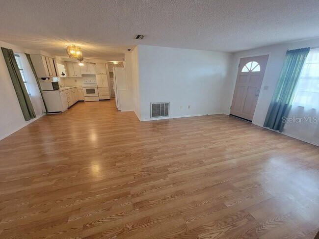 Building Photo - 4010 Cluster Dr