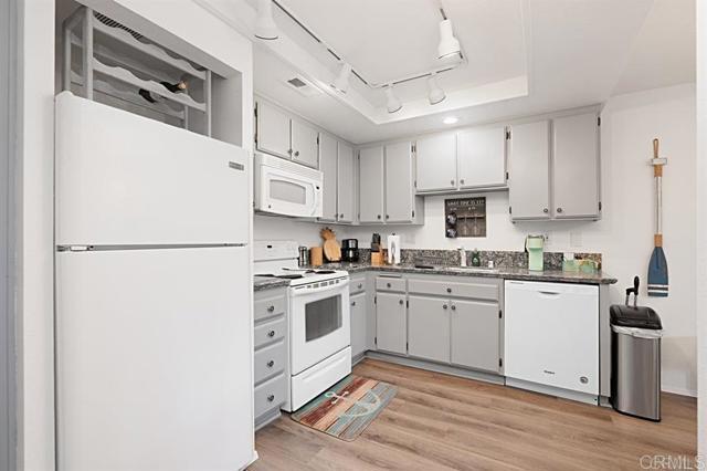 Building Photo - 520 Via De La Valle