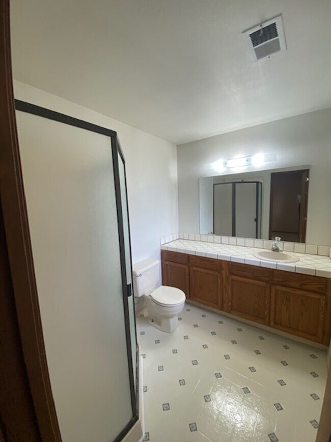 Building Photo - Excellent eastside location, 3/2, fenced yard, 2 car garage