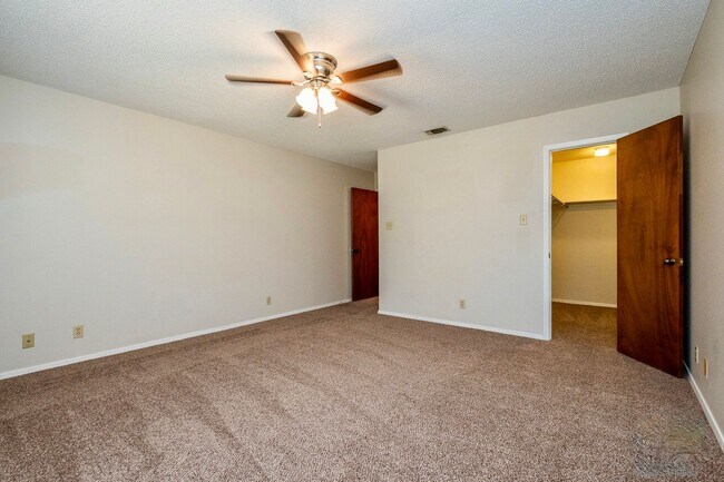 Building Photo - Immaculate 2 Bed, 2 Bath w/Loft Space!