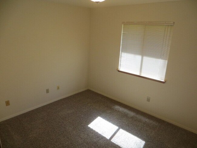 Building Photo - North Fresno Home, 3BR/2BA, Built 1989 - Lots of Amenities!