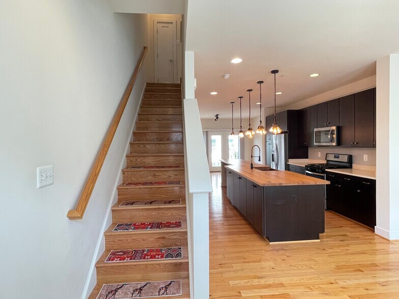 Building Photo - 924 King Farm Blvd