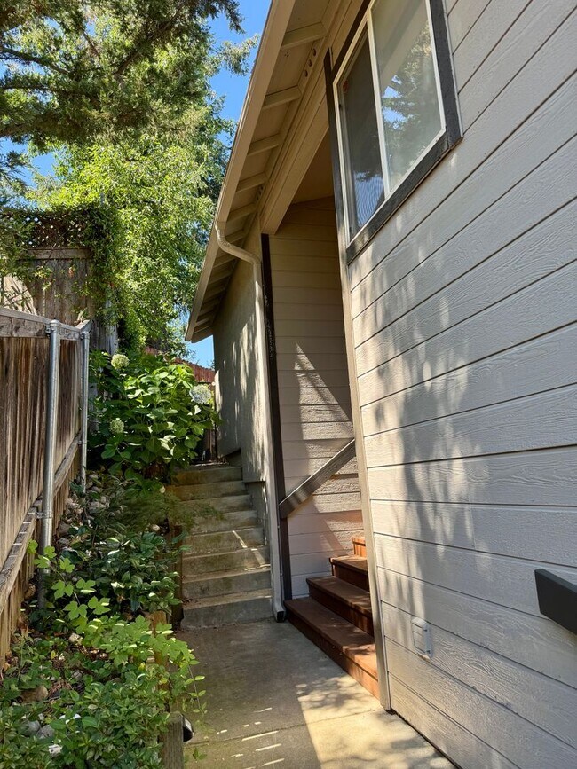 Building Photo - Spacious 3 bedroom, 3 bath bi-level home nestled in the scenic Sierra Nevada foothills