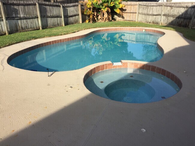 Building Photo - 550 Hassocks Loop