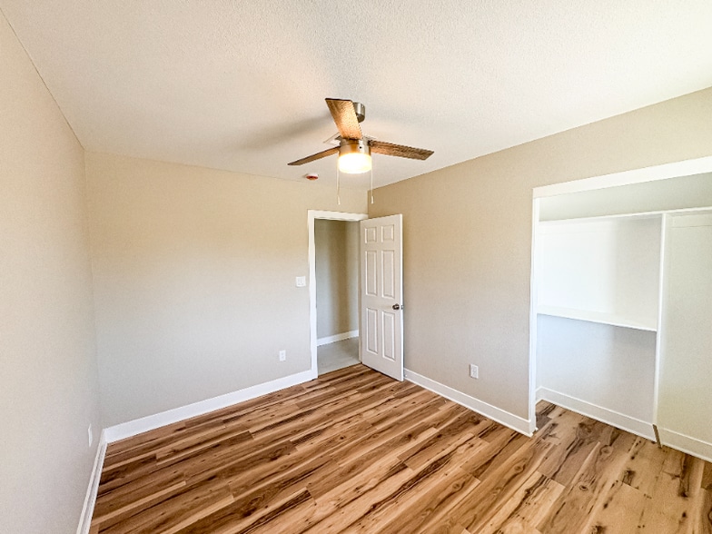 Building Photo - 1530 W 4th Pl