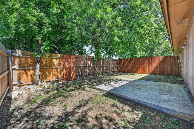Building Photo - 6706 S Creek Dr