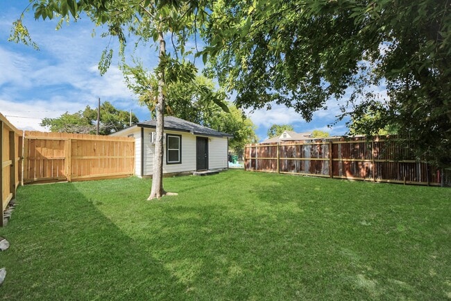 Building Photo - 406 73rd St