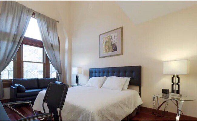 Building Photo - 2803 Ontario Rd NW