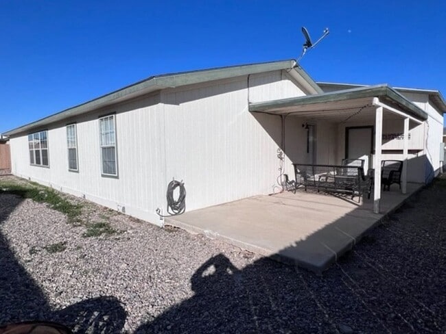 Building Photo - Fully furnished 3 BR Home Includes Utiliti...