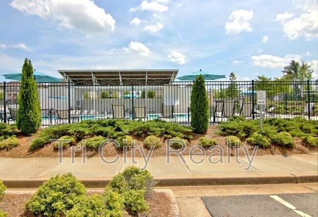 Building Photo - 504 Albertson Ave