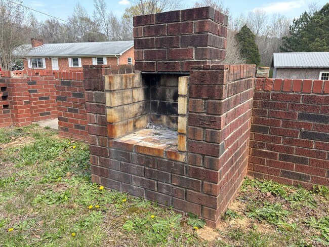 Building Photo - 3 Bed, 1 Bath Brick house in Ramseur