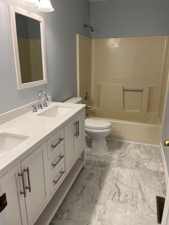 Building Photo - 929 Woodglen Ct