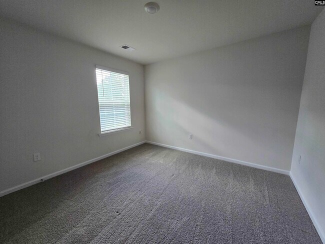 Building Photo - 482 Delahays Rd