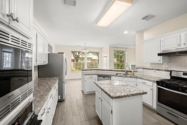 Building Photo - 16303 Lakestone Dr