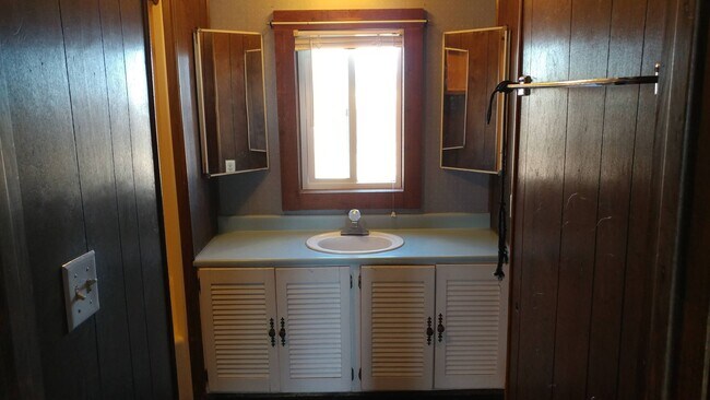 Building Photo - 3 Bedroom Home