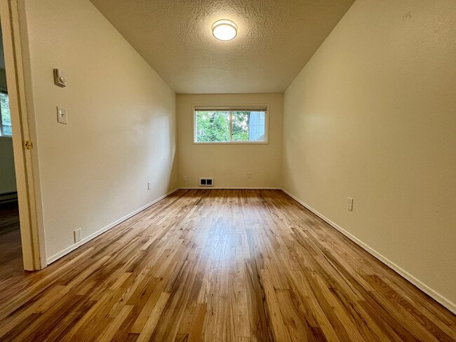 Building Photo - Charming 2-Bedroom Apartment in SE Portland!