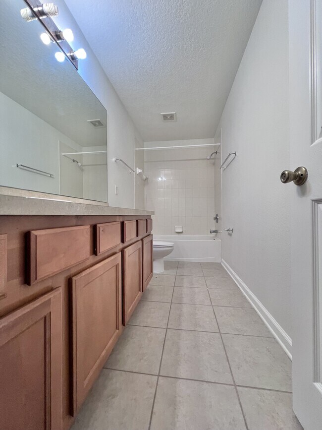 Building Photo - 302 Cherry Way