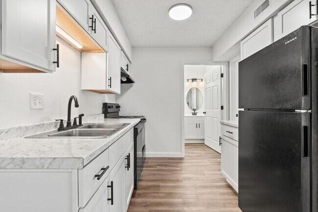 Building Photo - 3140 W Greenwood St