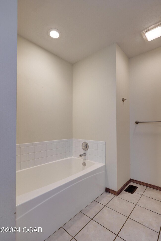 Building Photo - 4231 W 28th St