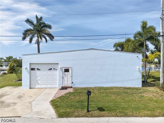 Building Photo - 3864 Royal Palm Dr