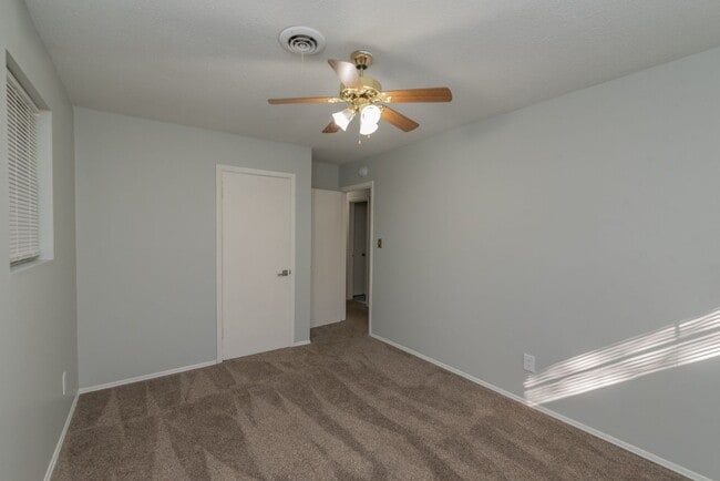 Building Photo - $1,120 - 3 bed/2 bath house in Turpin Hill, with fenced back yard! Section 8 Welcome!