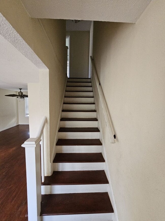 Building Photo - Charming Duplex with Private Entrance