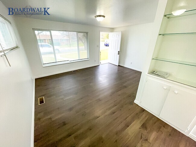 Building Photo - Charming Brick Rambler