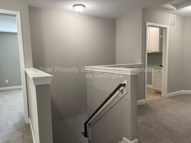 Building Photo - 432 Fallingbrook Dr