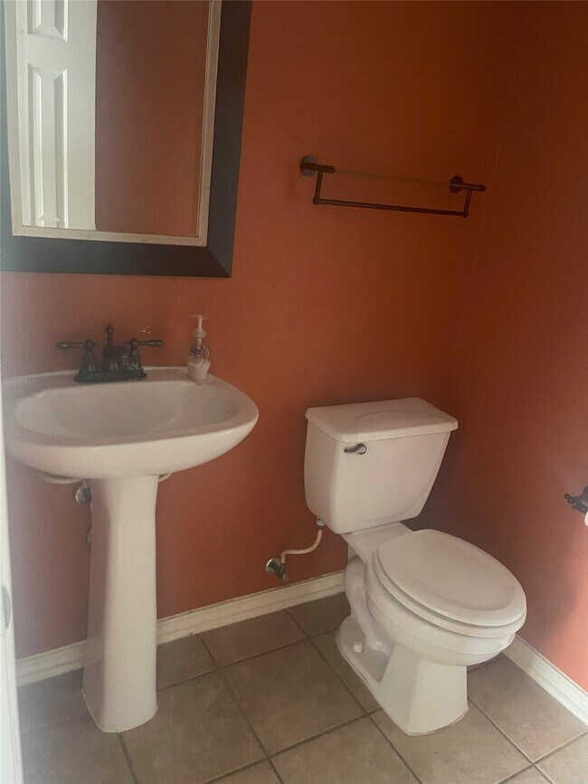 Building Photo - 5815 Vinemont Ln