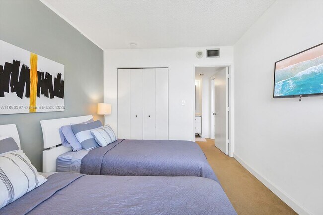 Building Photo - 3701 N Country Club Dr