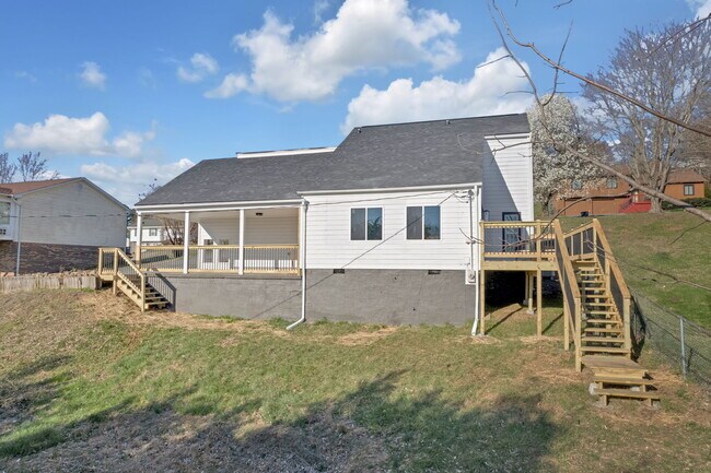 Building Photo - 916 Starling Dr
