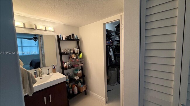 Building Photo - 16565 NE 26th Ave