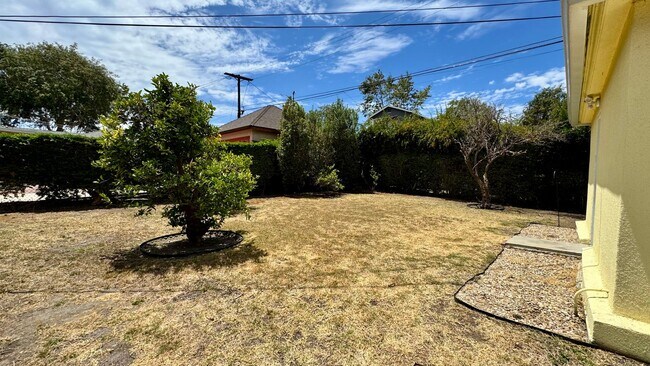 Building Photo - Charming House  with Large yard