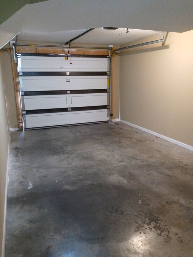 Building Photo - Beautiful 3 Bedroom, 2 Bath Split-Level Townhome with Garage