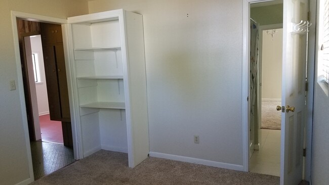 Building Photo - 2 bedroom 1 bath