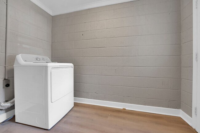Building Photo - Beautiful Renovated 4 Bedroom 2.5 Bathroom...