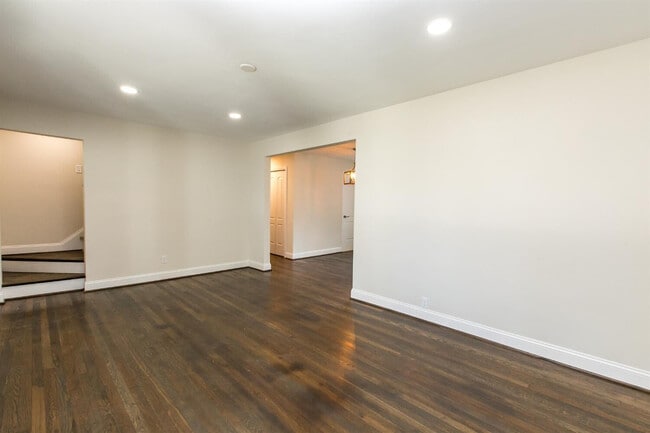 Building Photo - 564 Claymont Dr