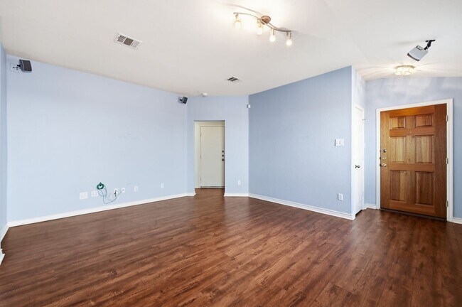 Building Photo - 920 Coronation Way