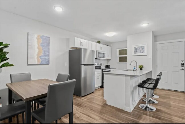 Building Photo - Spacious One-Bedroom at Hyde Park Square